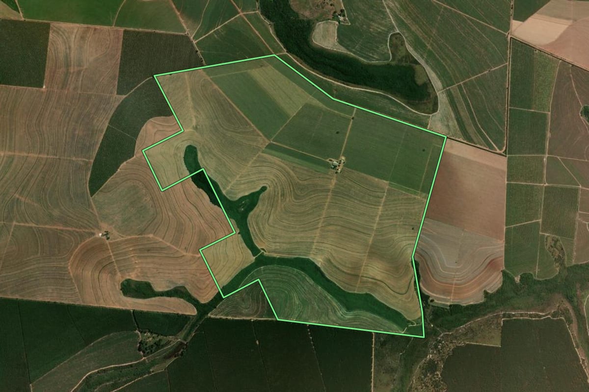 Imagem de satélite do imóvel rural em Brotas (SP), com o contorno declarado no CAR desenhado por cima.