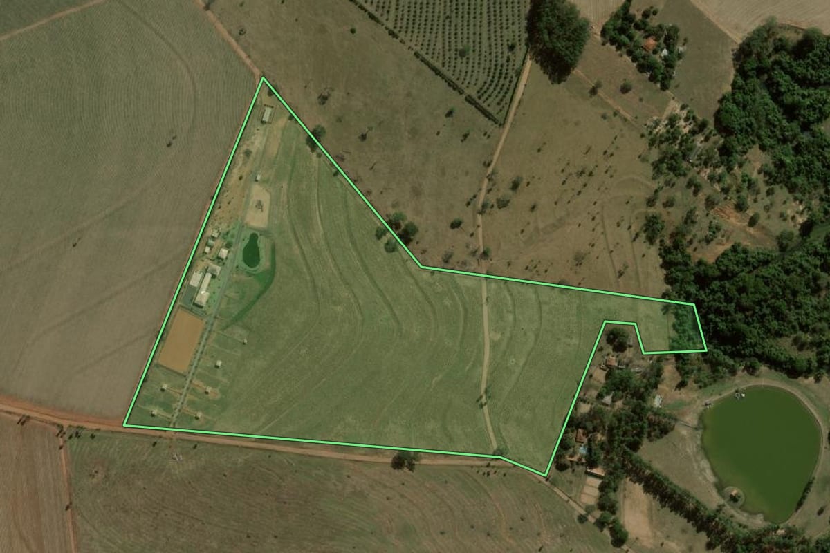 Imagem de satélite do imóvel rural em Brotas (SP), com o contorno declarado no CAR desenhado por cima.