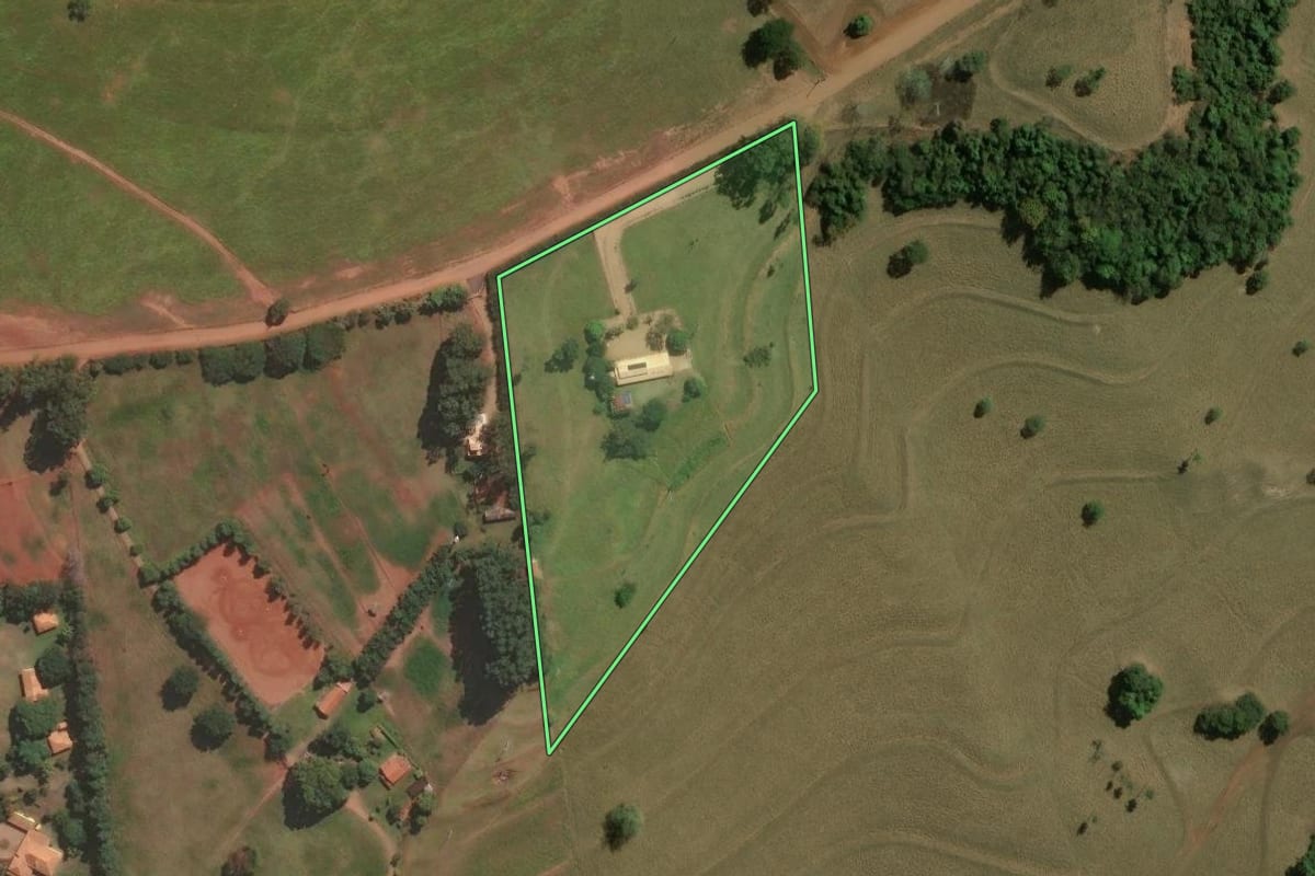 Imagem de satélite do imóvel rural em Brotas (SP), com o contorno declarado no CAR desenhado por cima.