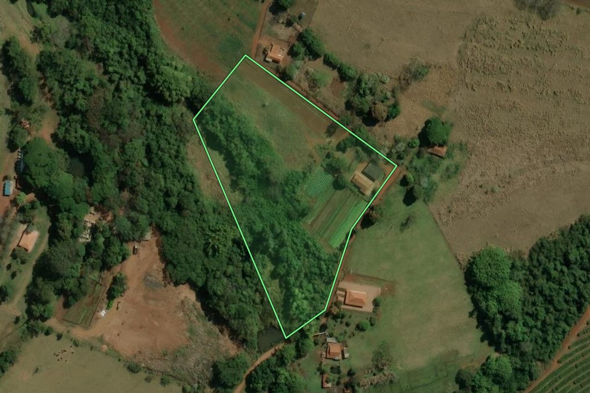 Imagem de satélite do imóvel rural em Brotas (SP), com o contorno declarado no CAR desenhado por cima.