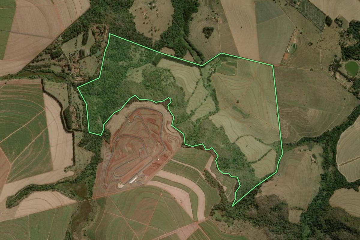 Imagem de satélite do imóvel rural em Brotas (SP), com o contorno declarado no CAR desenhado por cima.