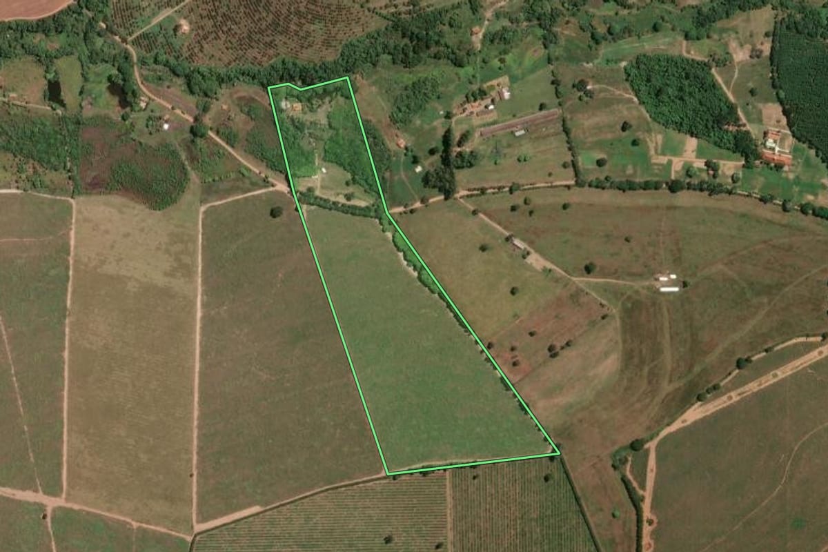 Imagem de satélite do imóvel rural em Brotas (SP), com o contorno declarado no CAR desenhado por cima.