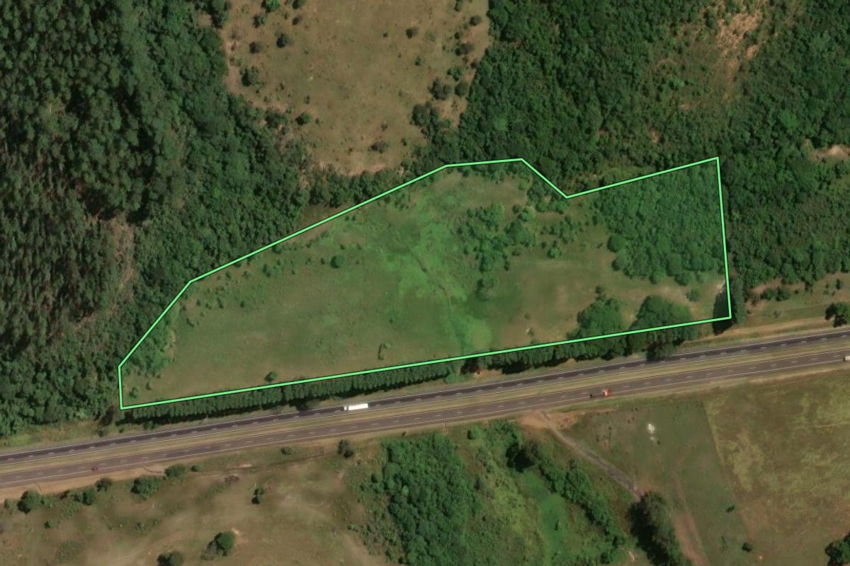 Imagem de satélite do imóvel rural em Brotas (SP), com o contorno declarado no CAR desenhado por cima.
