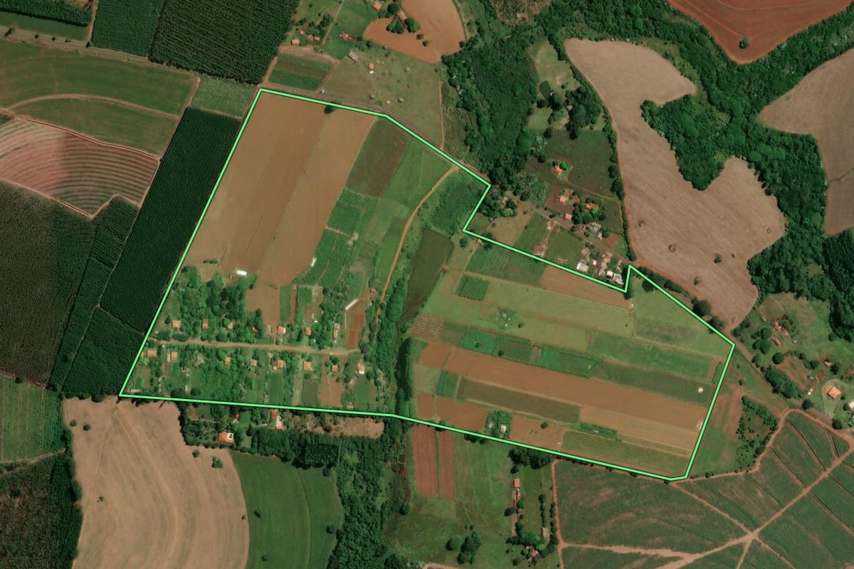 Imagem de satélite do imóvel rural em Brotas (SP), com o contorno declarado no CAR desenhado por cima.