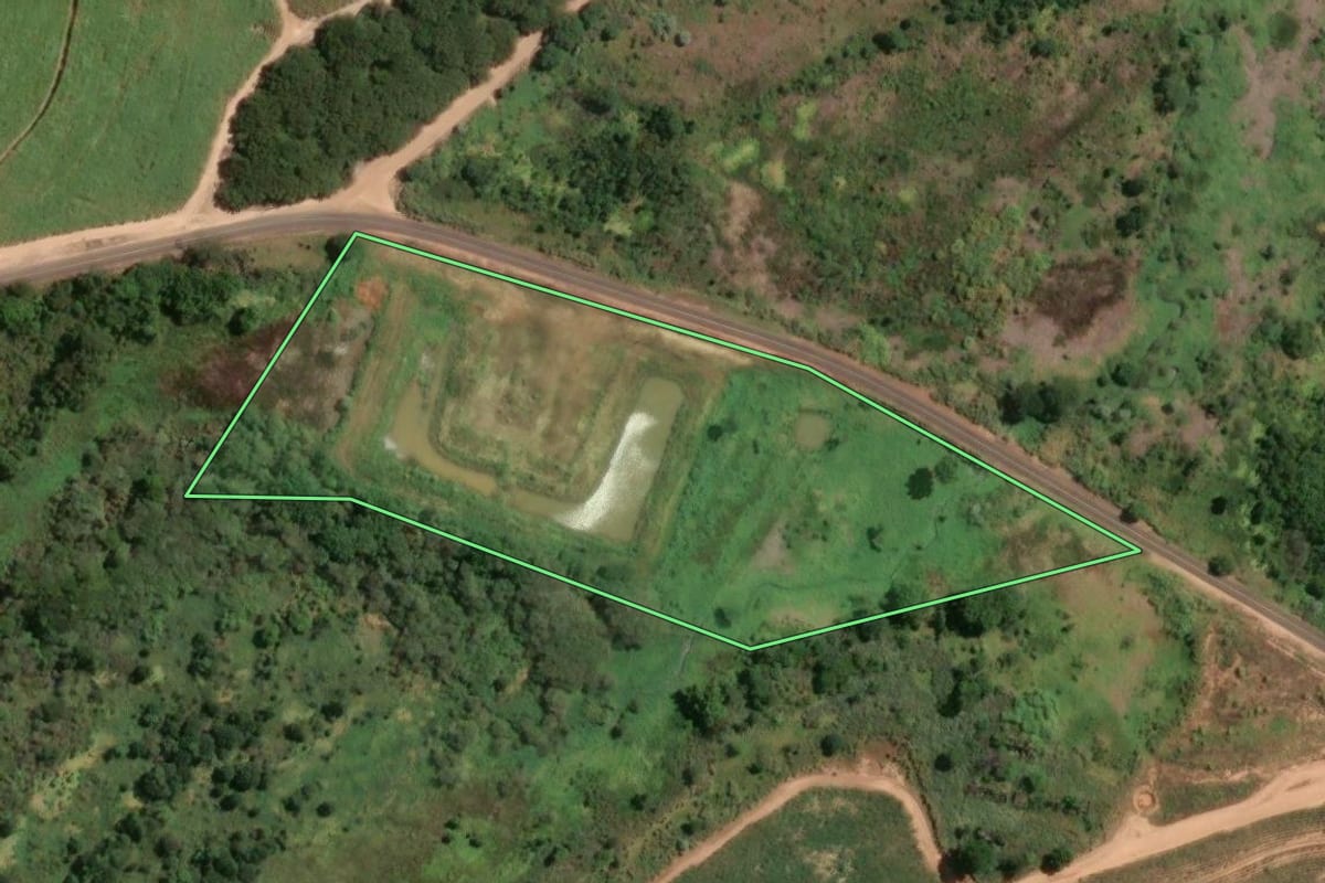 Imagem de satélite do imóvel rural em Brotas (SP), com o contorno declarado no CAR desenhado por cima.