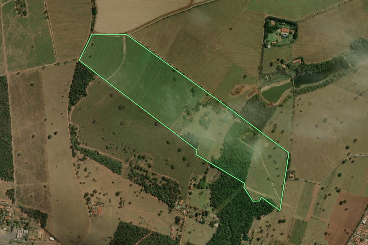 Imagem de satélite do imóvel rural em Brotas (SP), com o contorno declarado no CAR desenhado por cima.