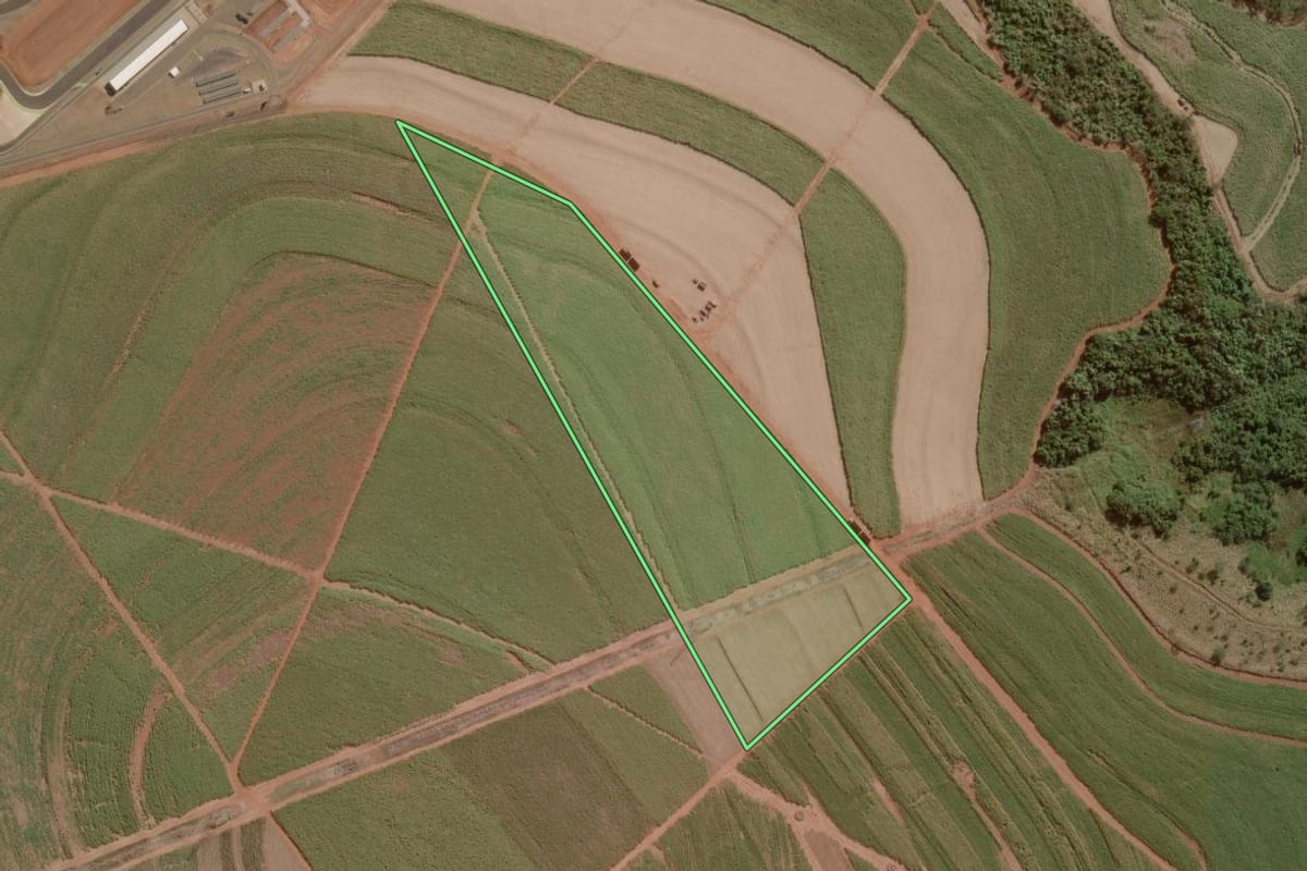 Imagem de satélite do imóvel rural em Brotas (SP), com o contorno declarado no CAR desenhado por cima.