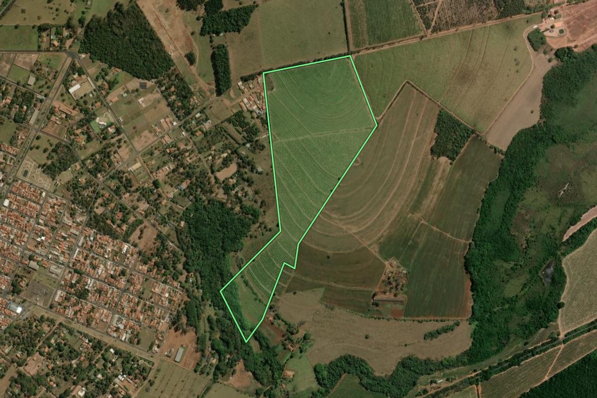 Imagem de satélite do imóvel rural em Brotas (SP), com o contorno declarado no CAR desenhado por cima.