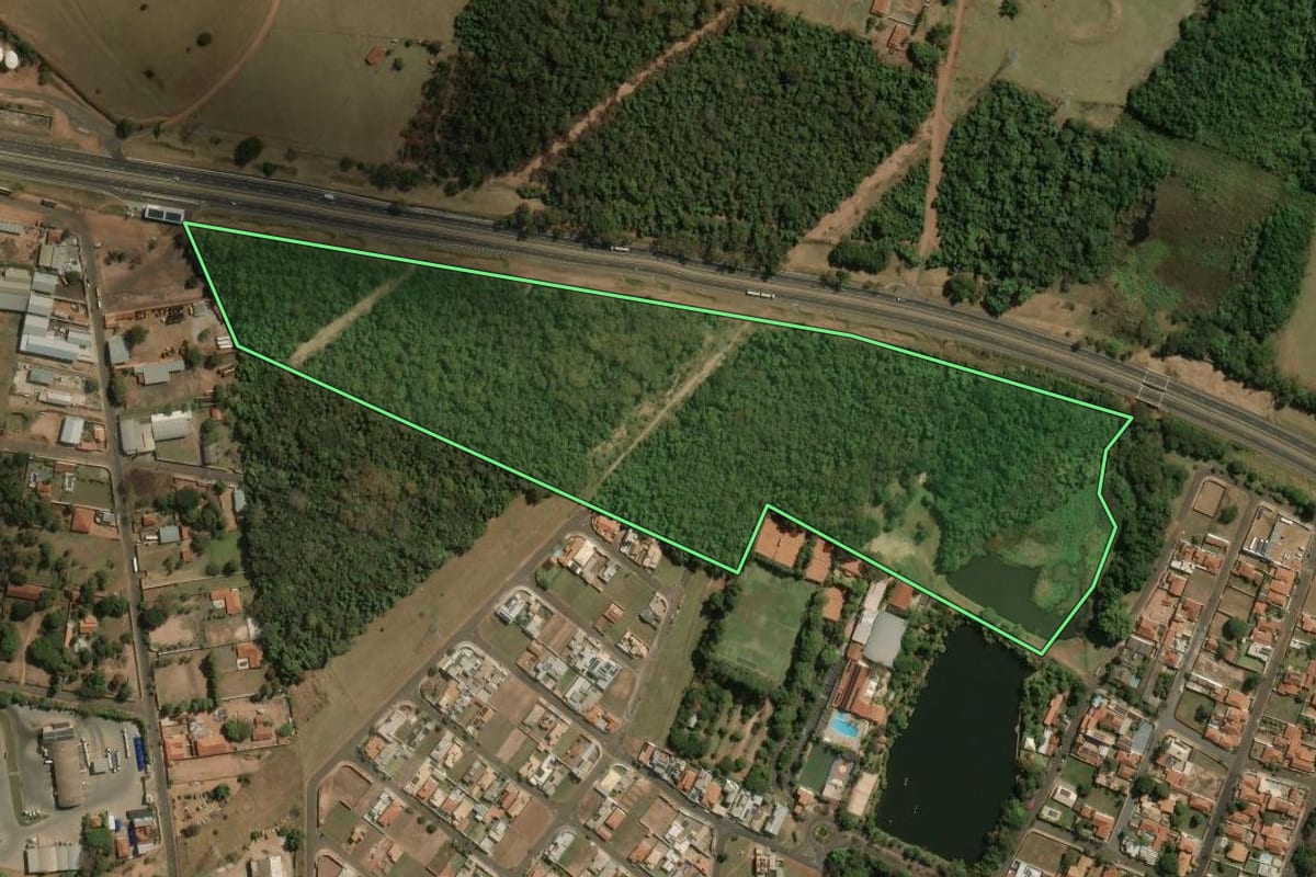 Imagem de satélite do imóvel rural em Brotas (SP), com o contorno declarado no CAR desenhado por cima.