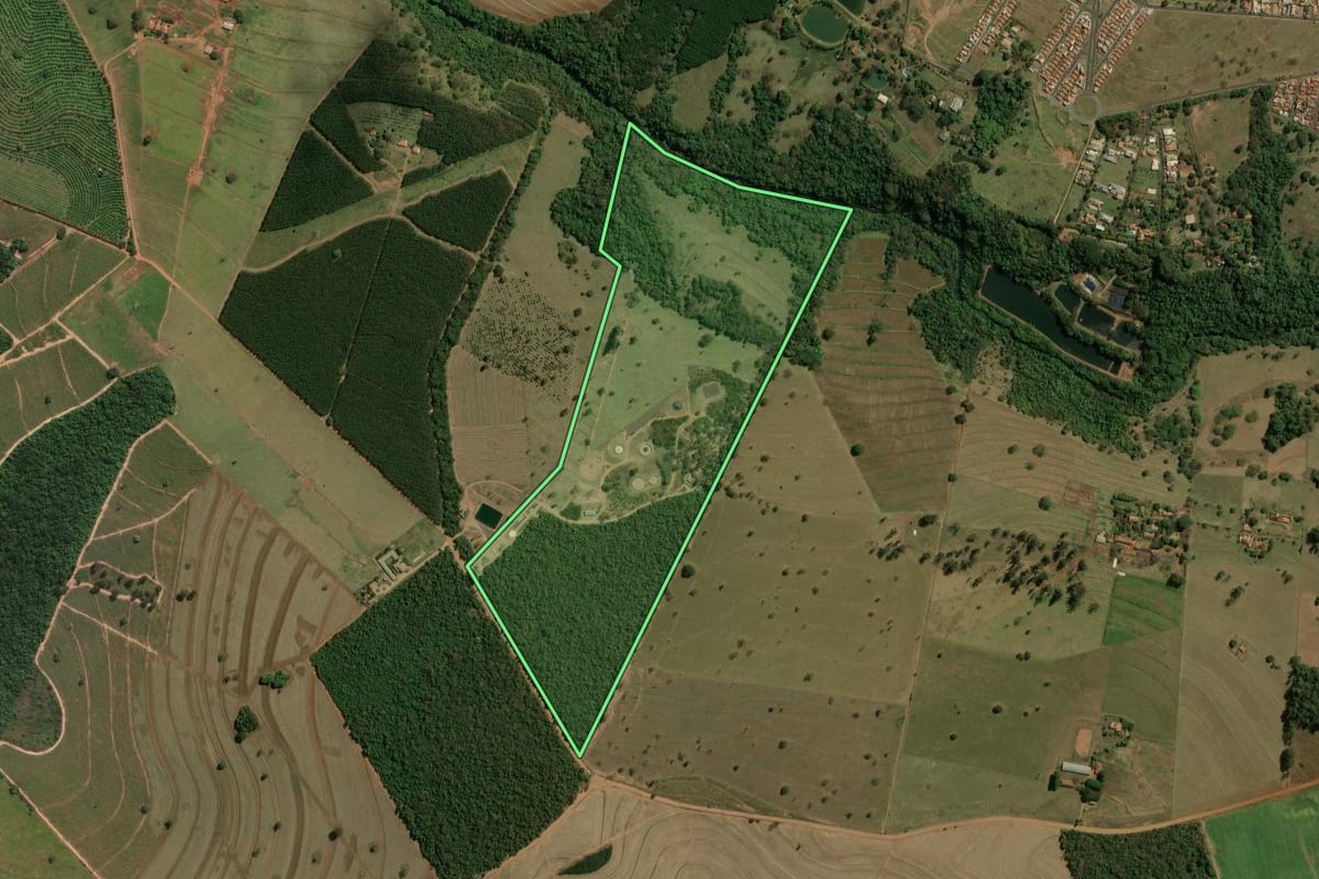 Imagem de satélite do imóvel rural em Brotas (SP), com o contorno declarado no CAR desenhado por cima.
