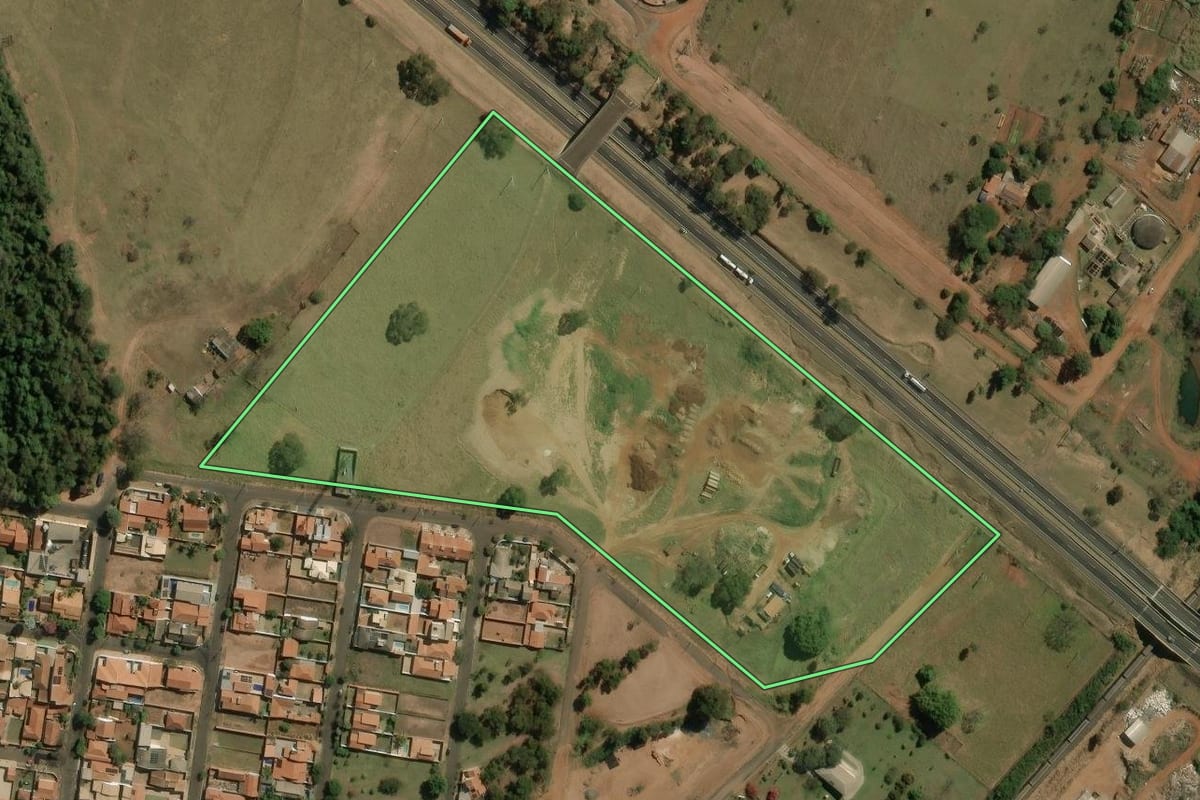 Imagem de satélite do imóvel rural em Brotas (SP), com o contorno declarado no CAR desenhado por cima.