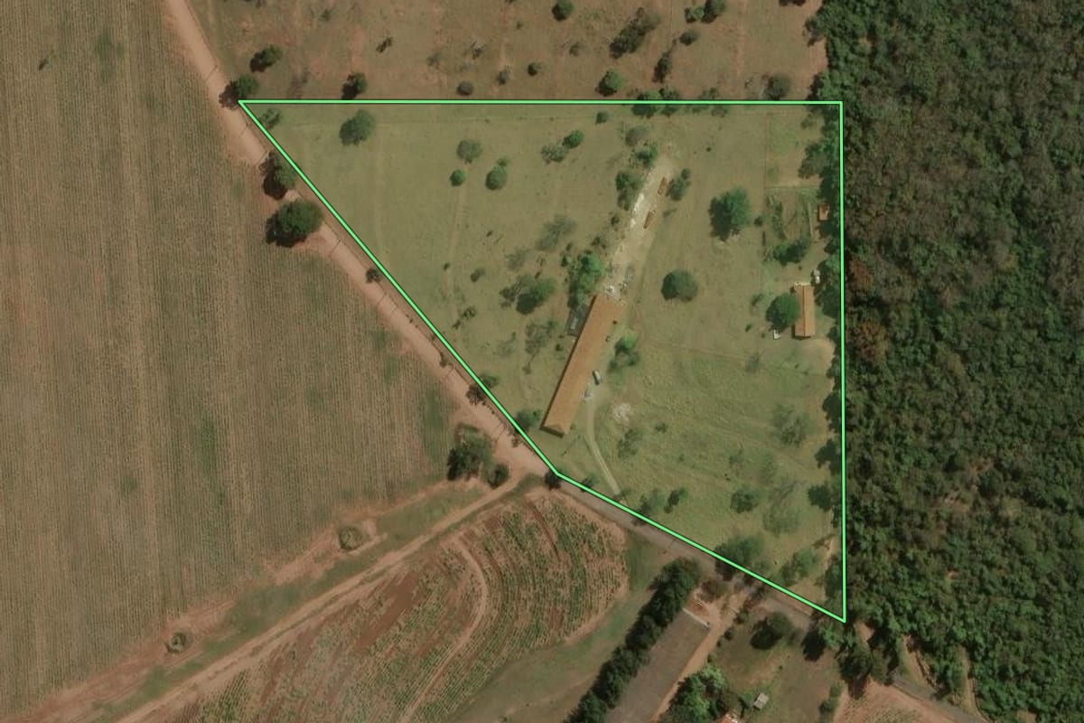 Imagem de satélite do imóvel rural em Brotas (SP), com o contorno declarado no CAR desenhado por cima.