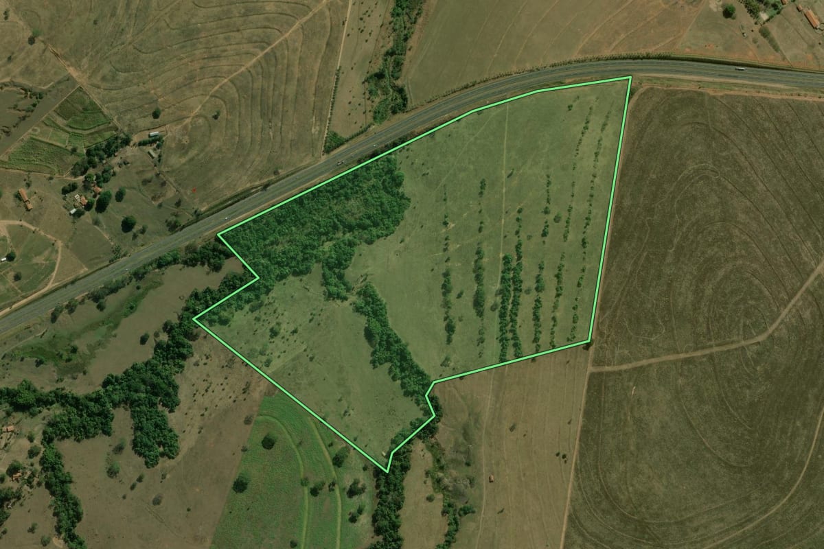 Imagem de satélite do imóvel rural em Brotas (SP), com o contorno declarado no CAR desenhado por cima.