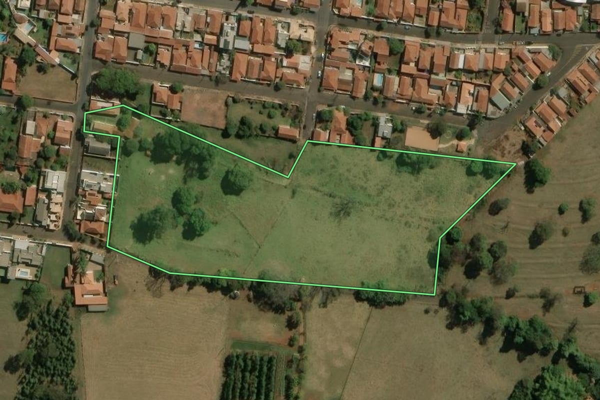 Imagem de satélite do imóvel rural em Brotas (SP), com o contorno declarado no CAR desenhado por cima.
