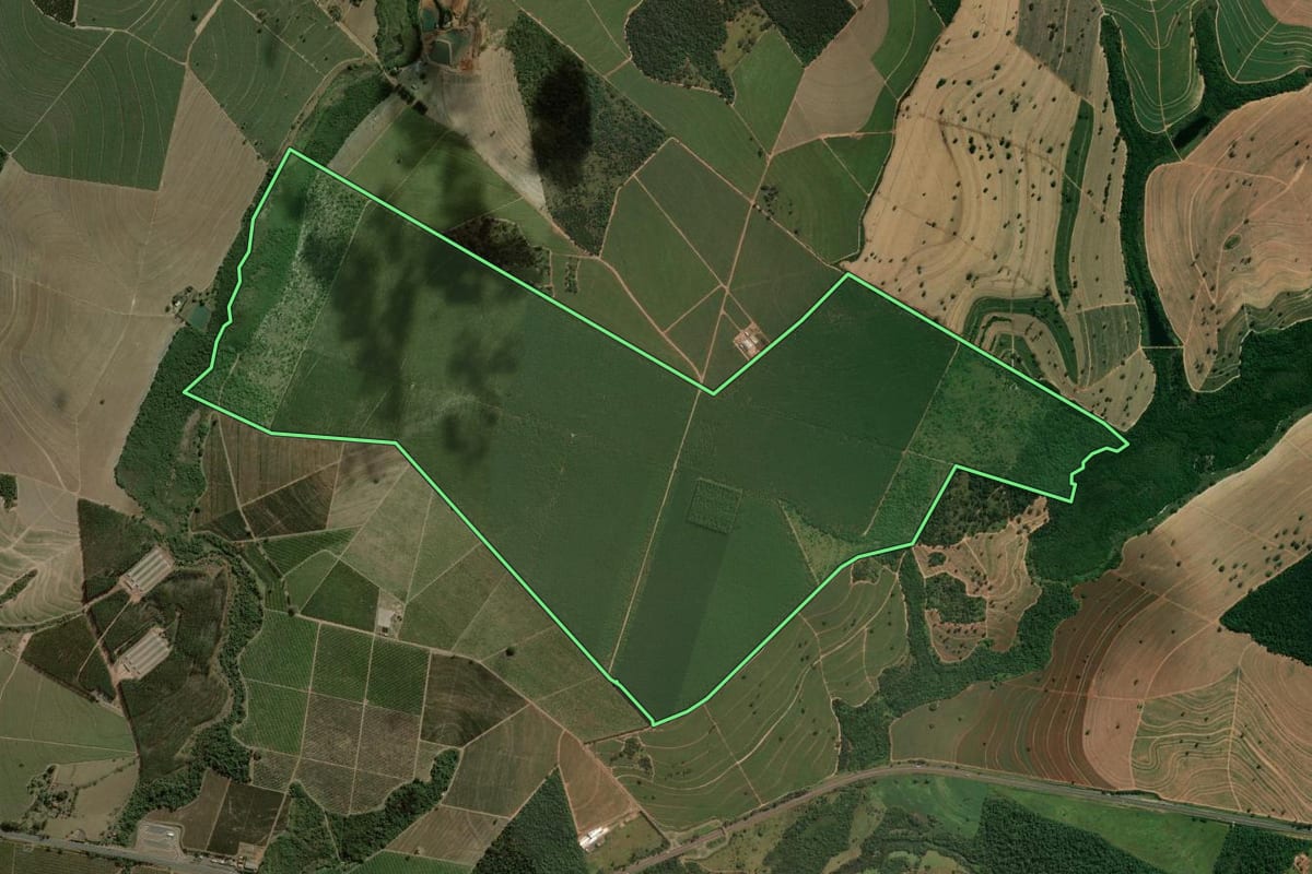 Imagem de satélite do imóvel rural em Brotas (SP), com o contorno declarado no CAR desenhado por cima.