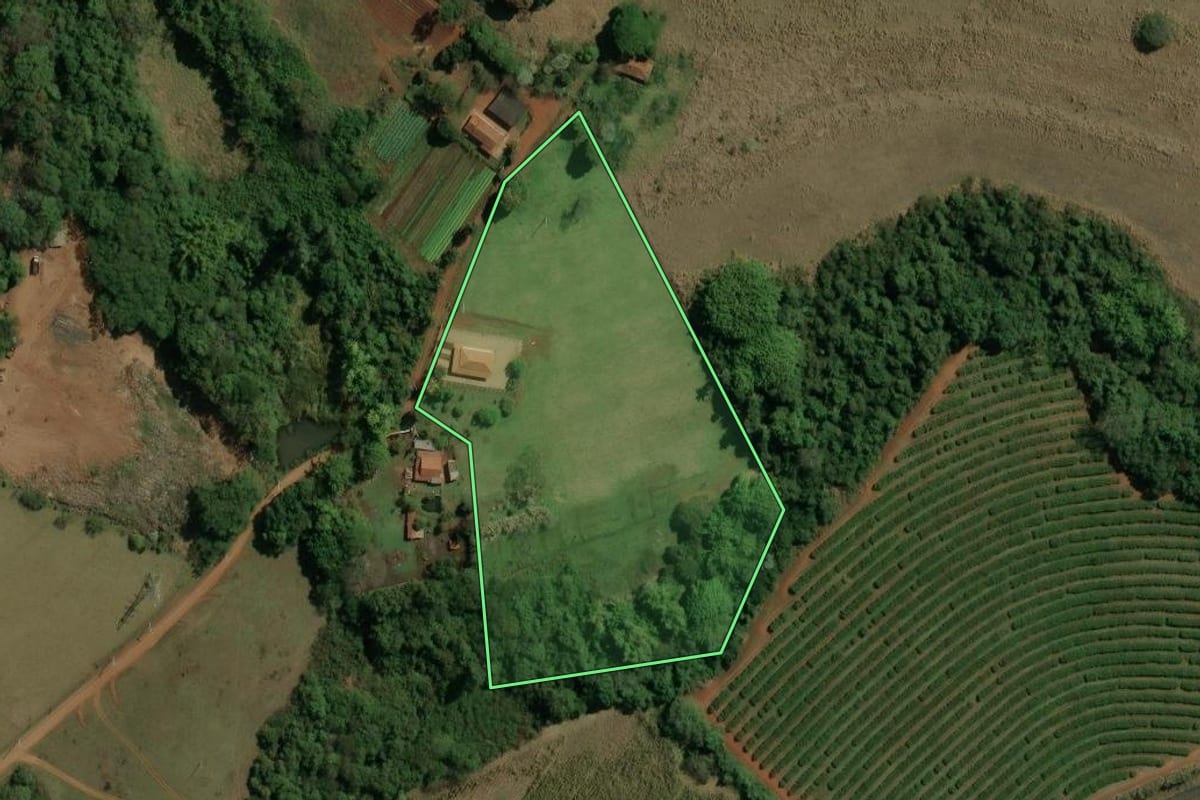 Imagem de satélite do imóvel rural em Brotas (SP), com o contorno declarado no CAR desenhado por cima.