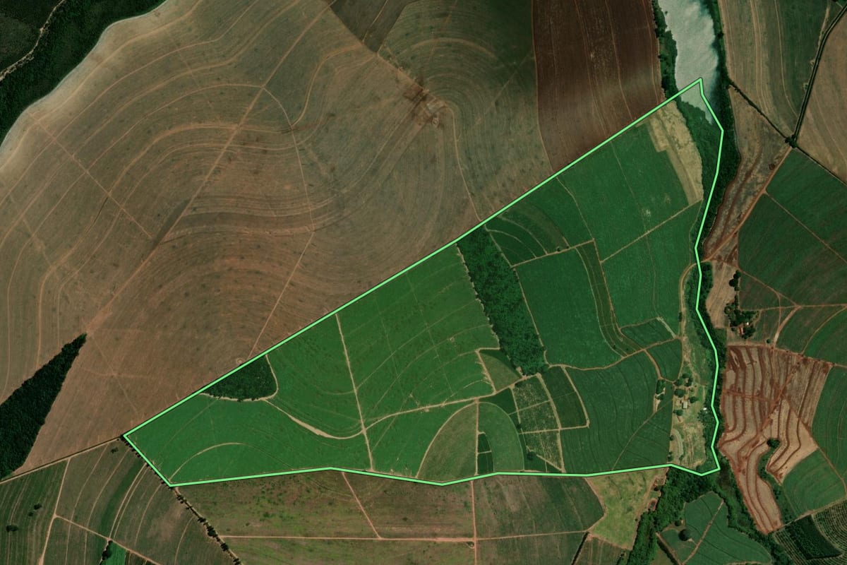 Imagem de satélite do imóvel rural em Brotas (SP), com o contorno declarado no CAR desenhado por cima.