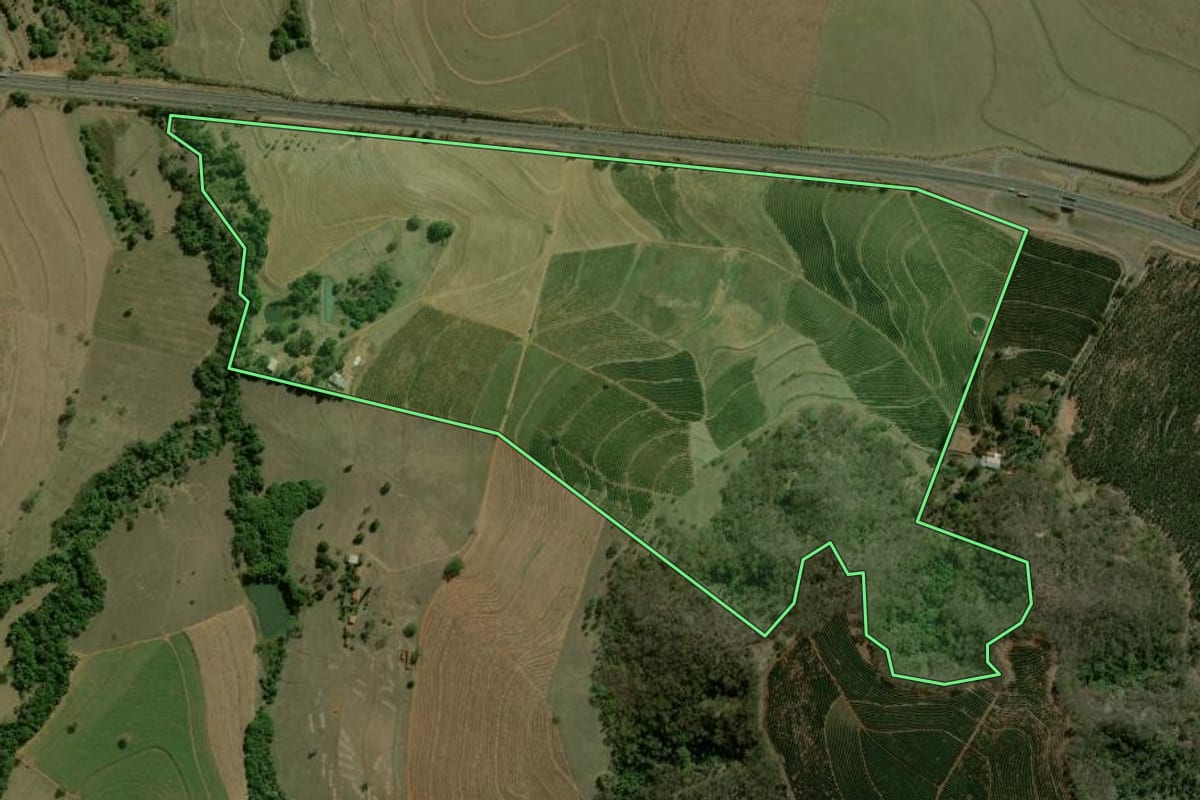 Imagem de satélite do imóvel rural em Brotas (SP), com o contorno declarado no CAR desenhado por cima.