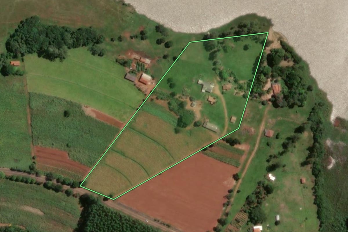 Imagem de satélite do imóvel rural em Brotas (SP), com o contorno declarado no CAR desenhado por cima.
