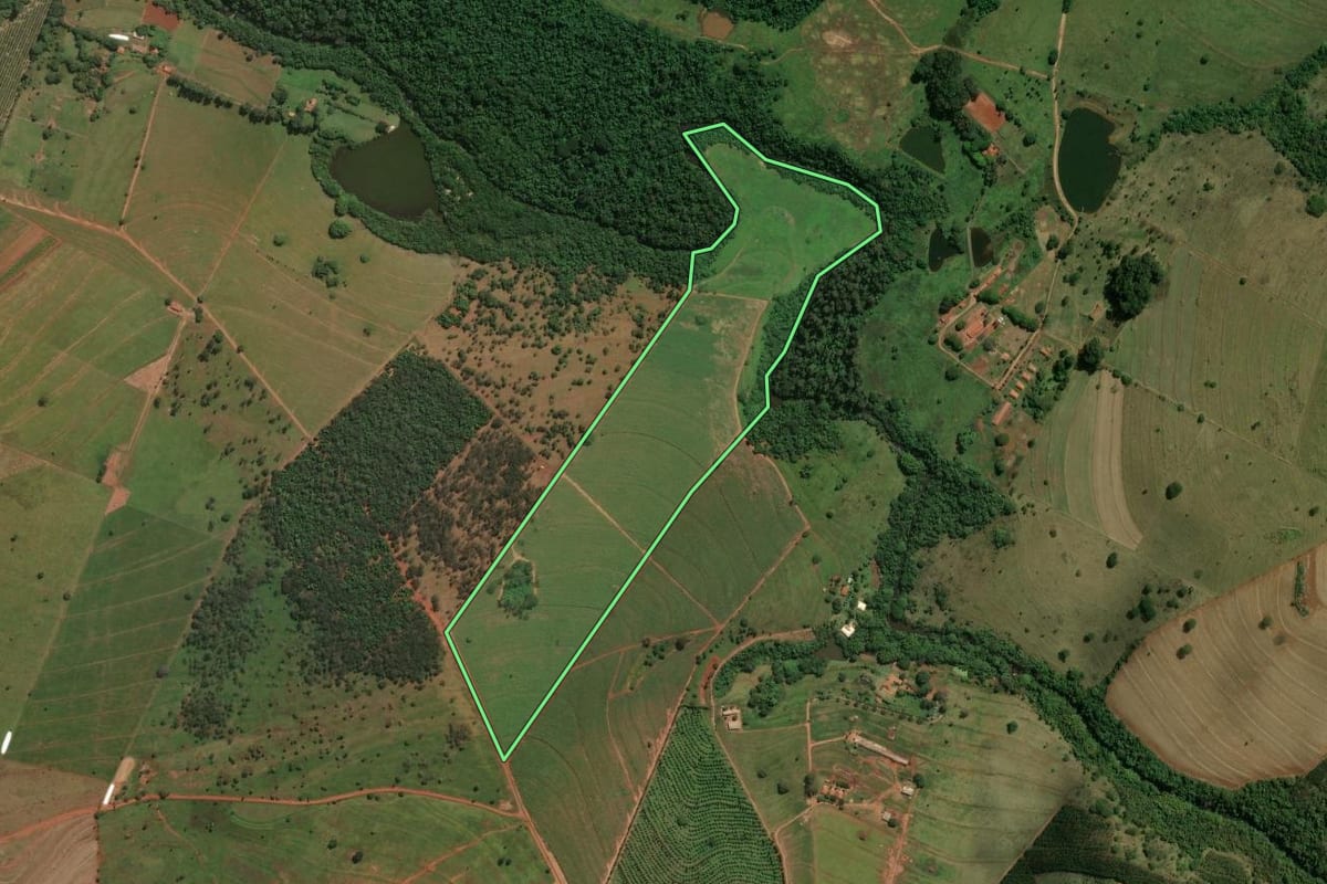 Imagem de satélite do imóvel rural em Brotas (SP), com o contorno declarado no CAR desenhado por cima.
