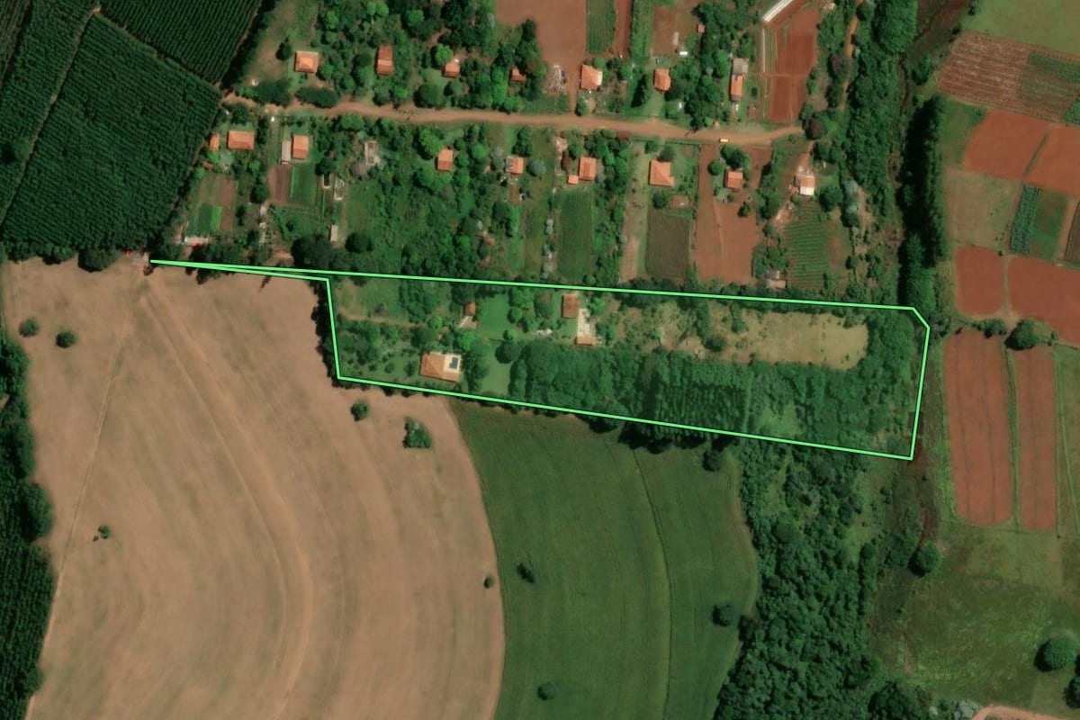 Imagem de satélite do imóvel rural em Brotas (SP), com o contorno declarado no CAR desenhado por cima.