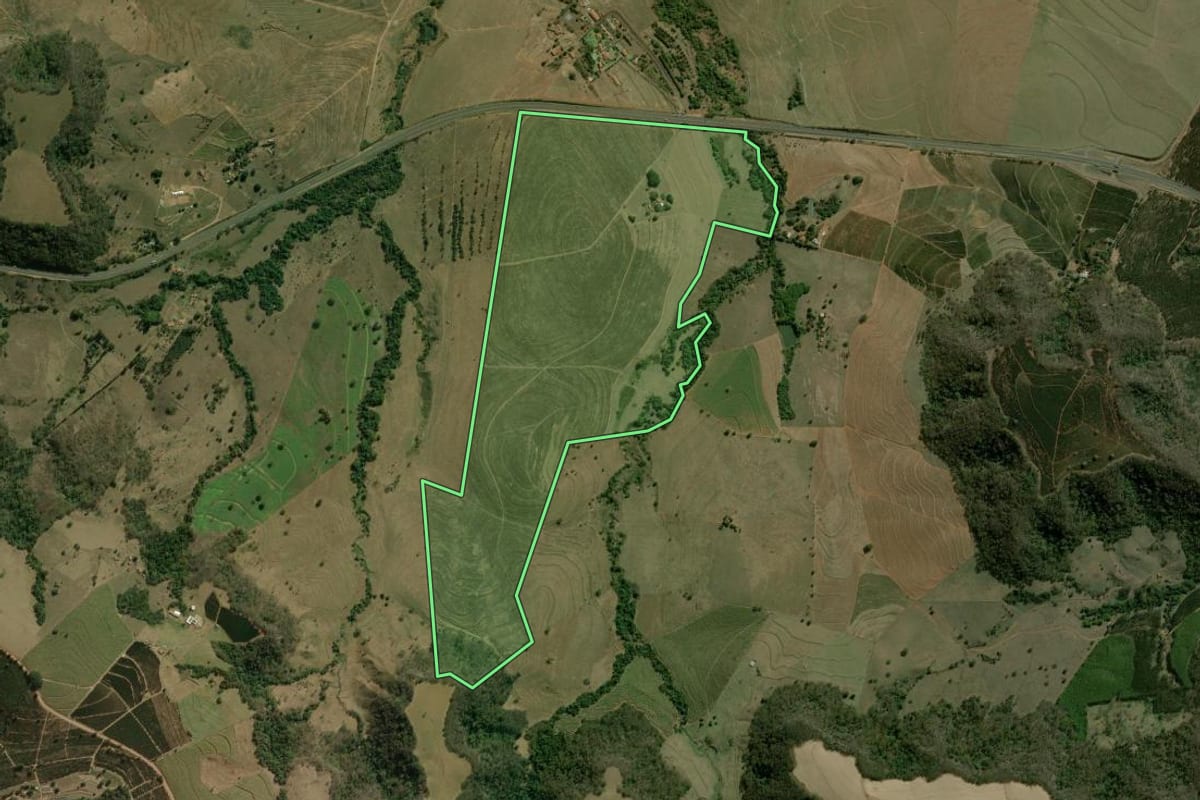 Imagem de satélite do imóvel rural em Brotas (SP), com o contorno declarado no CAR desenhado por cima.