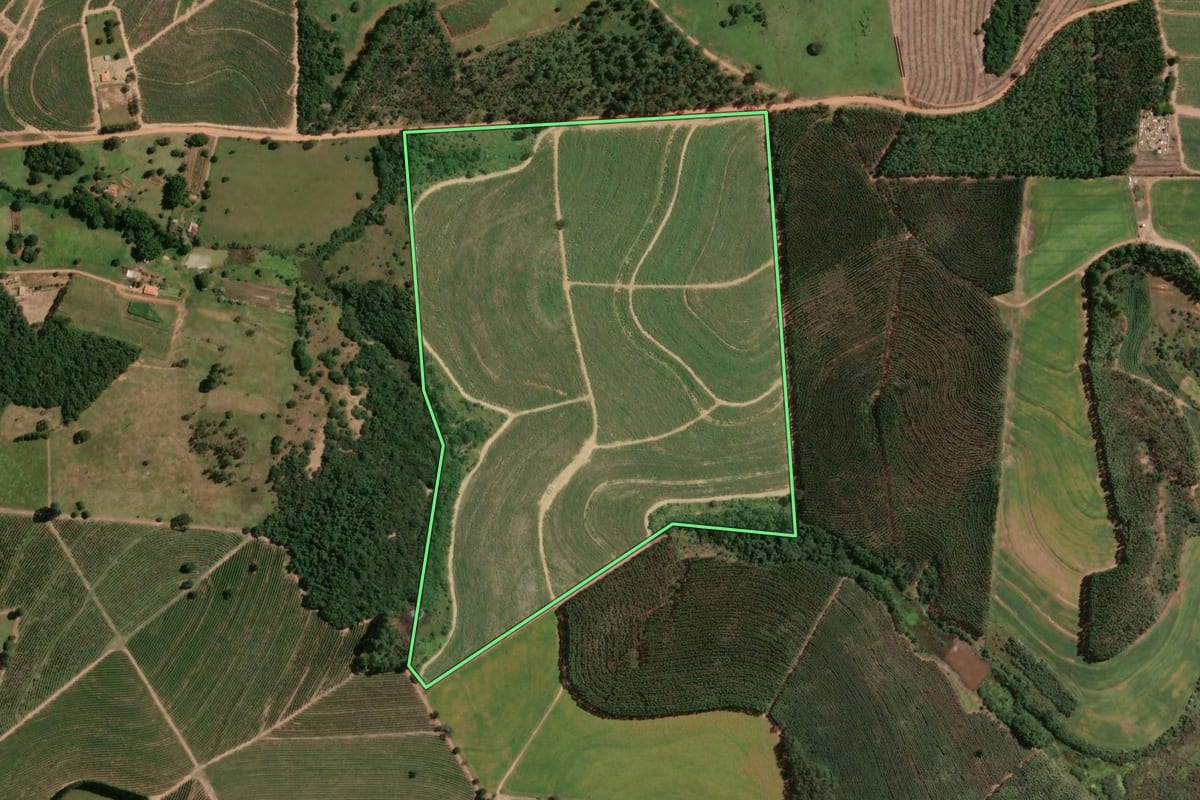 Imagem de satélite do imóvel rural em Brotas (SP), com o contorno declarado no CAR desenhado por cima.