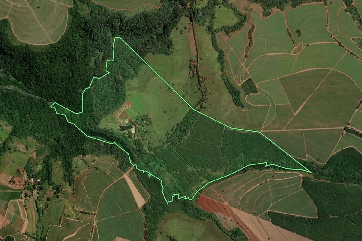 Imagem de satélite do imóvel rural em Brotas (SP), com o contorno declarado no CAR desenhado por cima.