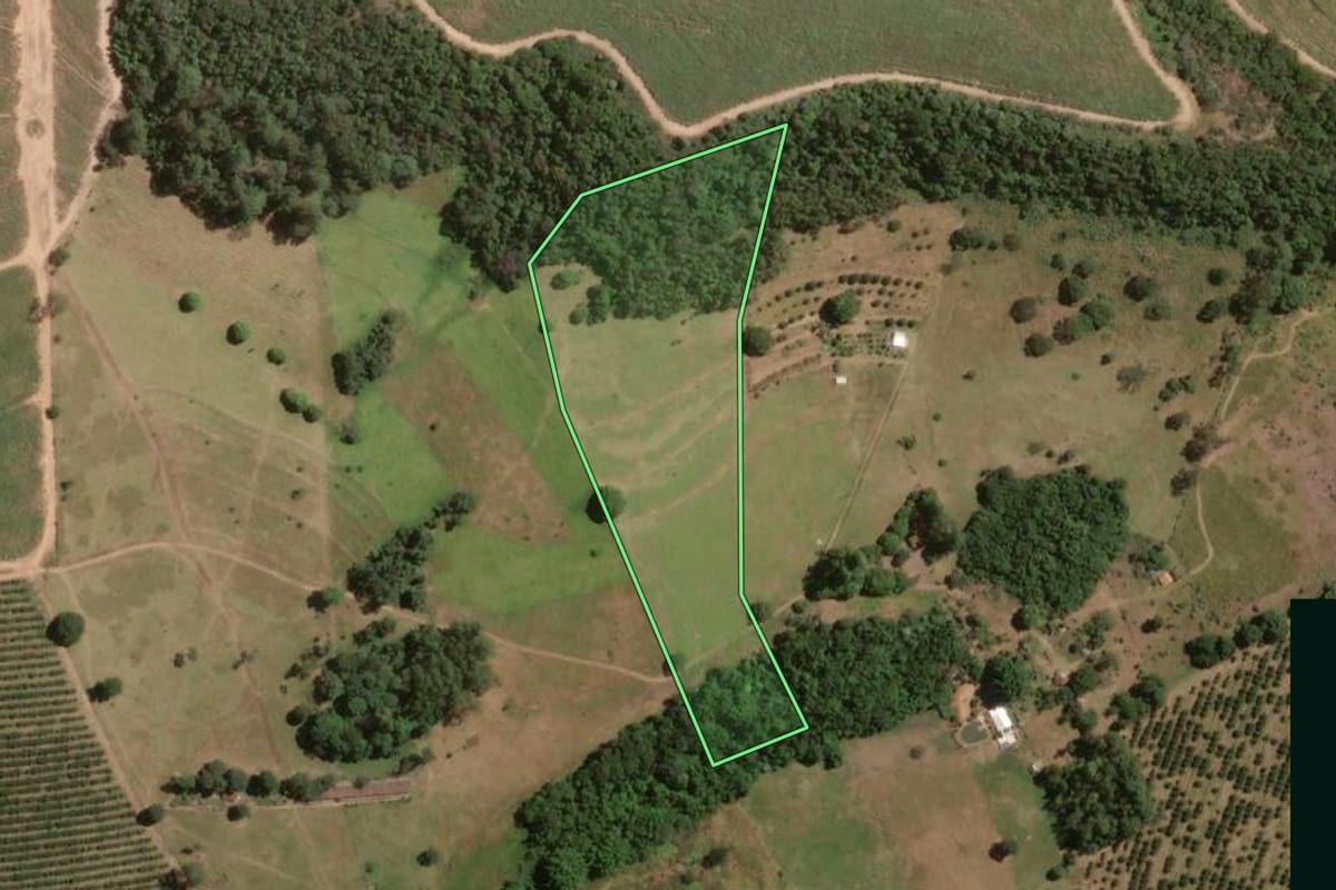 Imagem de satélite do imóvel rural em Brotas (SP), com o contorno declarado no CAR desenhado por cima.