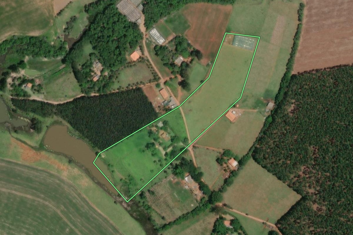 Imagem de satélite do imóvel rural em Buri (SP), com o contorno declarado no CAR desenhado por cima.