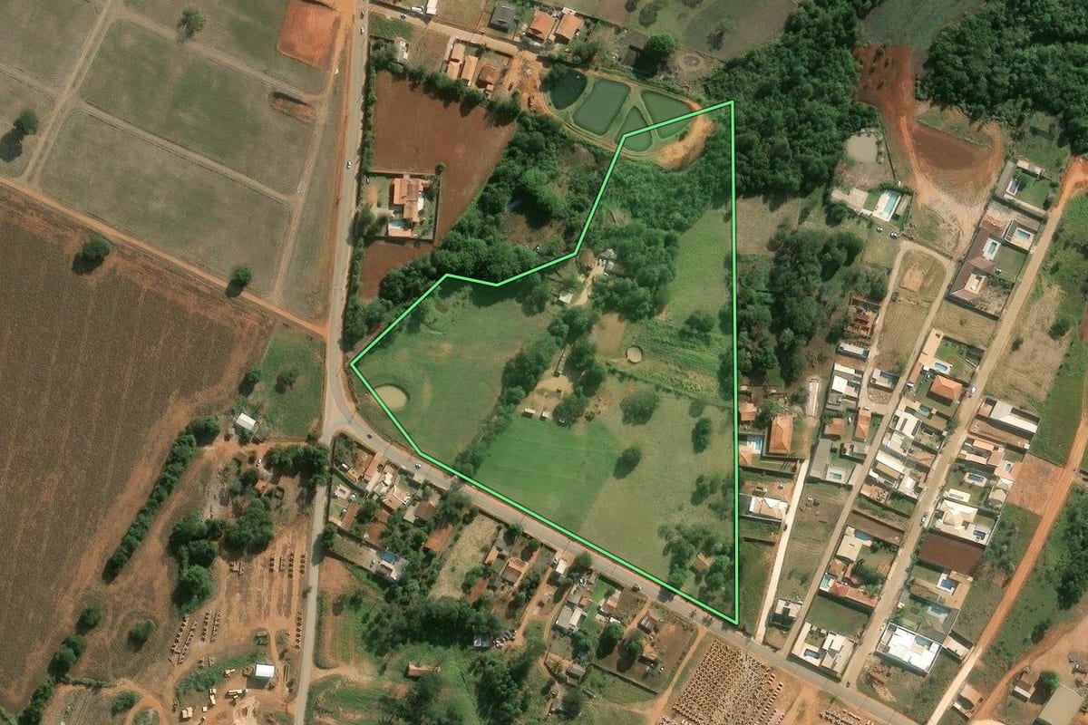 Imagem de satélite do imóvel rural em Buri (SP), com o contorno declarado no CAR desenhado por cima.