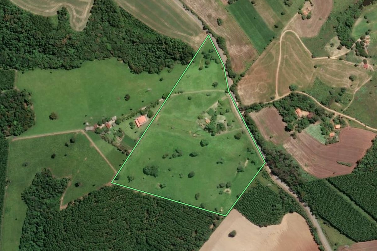 Imagem de satélite do imóvel rural em Buri (SP), com o contorno declarado no CAR desenhado por cima.