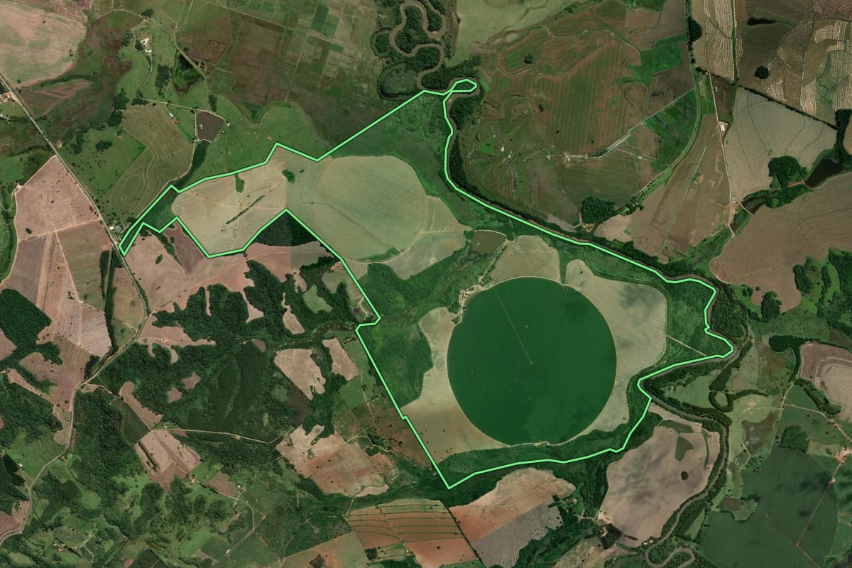 Imagem de satélite do imóvel rural em Buri (SP), com o contorno declarado no CAR desenhado por cima.