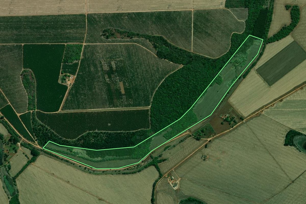 Imagem de satélite do imóvel rural em Buri (SP), com o contorno declarado no CAR desenhado por cima.