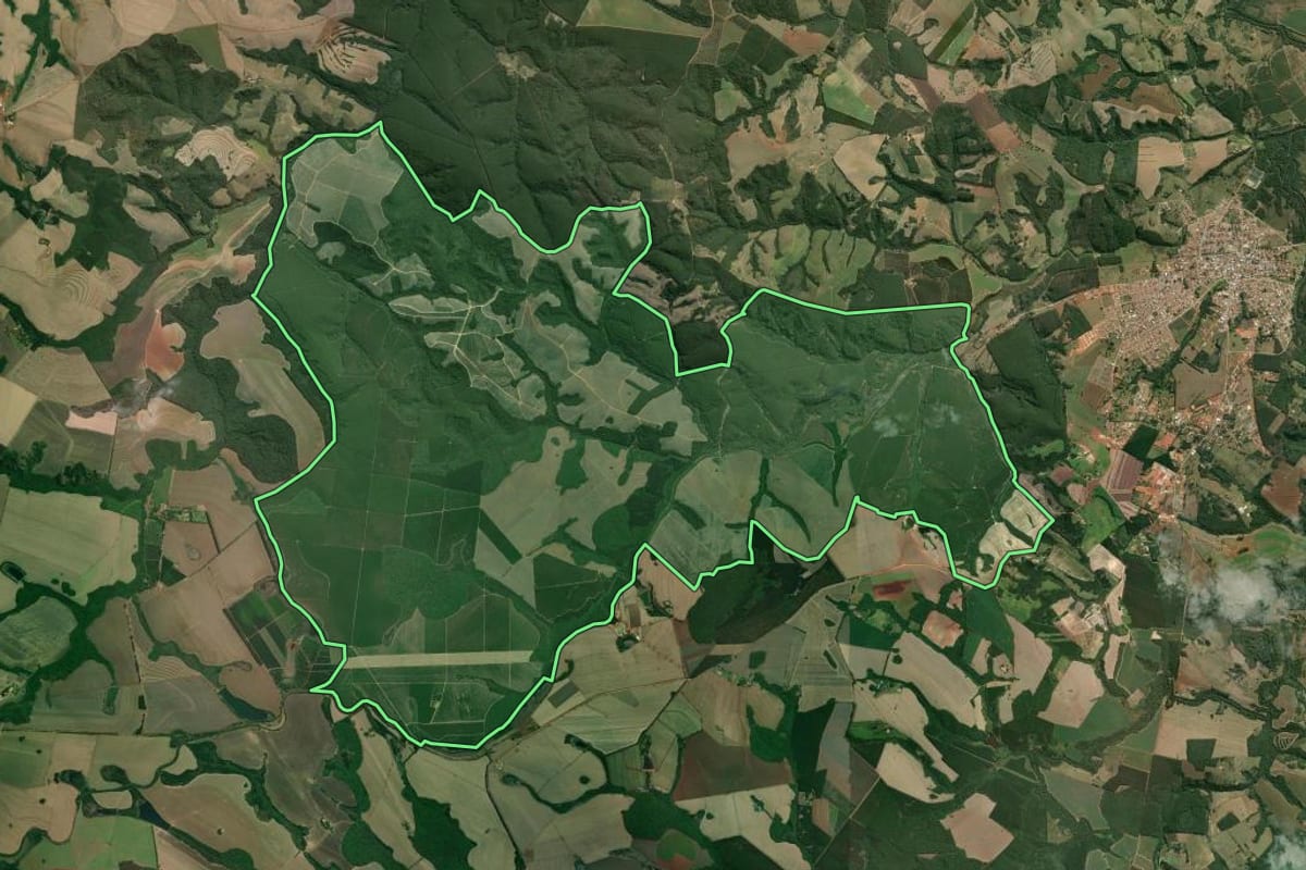 Imagem de satélite do imóvel rural em Buri (SP), com o contorno declarado no CAR desenhado por cima.