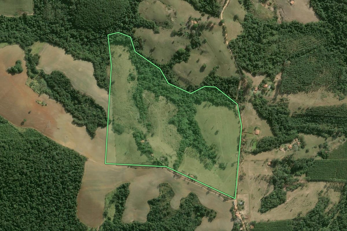 Imagem de satélite do imóvel rural em Buri (SP), com o contorno declarado no CAR desenhado por cima.