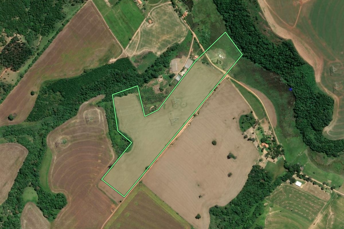Imagem de satélite do imóvel rural em Buri (SP), com o contorno declarado no CAR desenhado por cima.