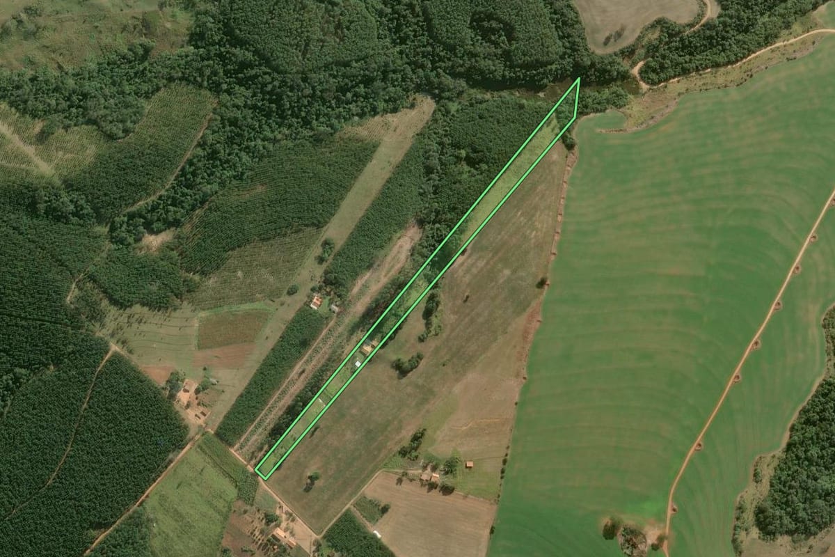 Imagem de satélite do imóvel rural em Buri (SP), com o contorno declarado no CAR desenhado por cima.
