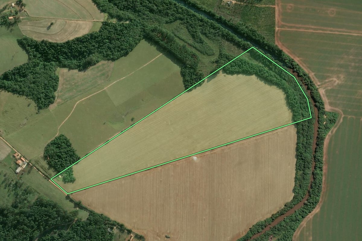 Imagem de satélite do imóvel rural em Buri (SP), com o contorno declarado no CAR desenhado por cima.