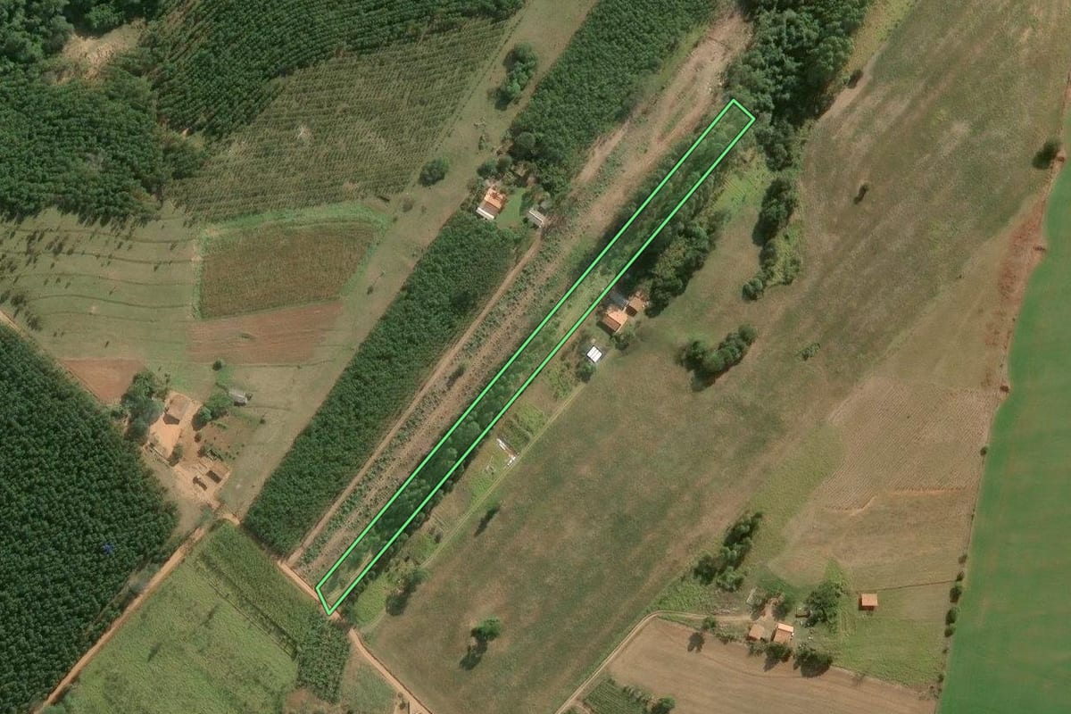 Imagem de satélite do imóvel rural em Buri (SP), com o contorno declarado no CAR desenhado por cima.