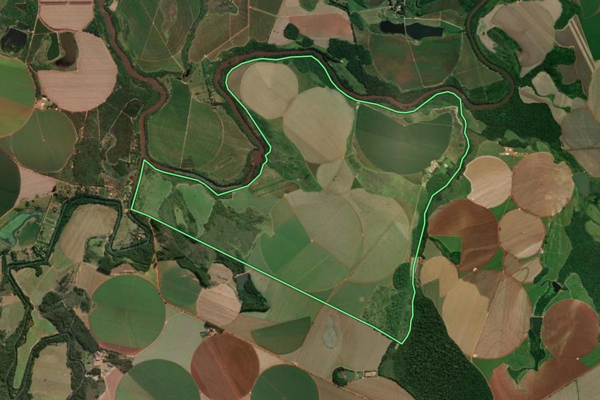Imagem de satélite do imóvel rural em Buri (SP), com o contorno declarado no CAR desenhado por cima.