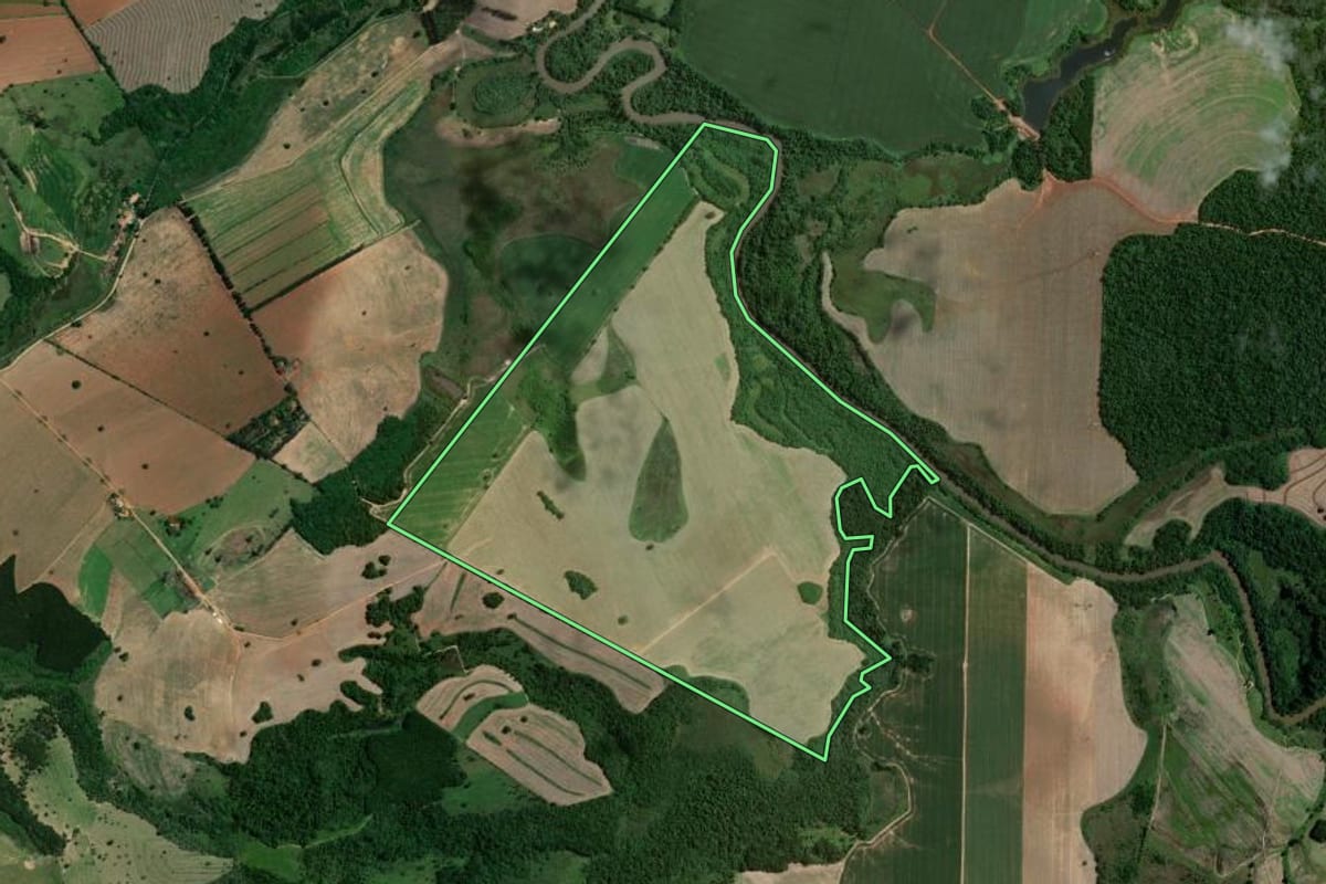 Imagem de satélite do imóvel rural em Buri (SP), com o contorno declarado no CAR desenhado por cima.