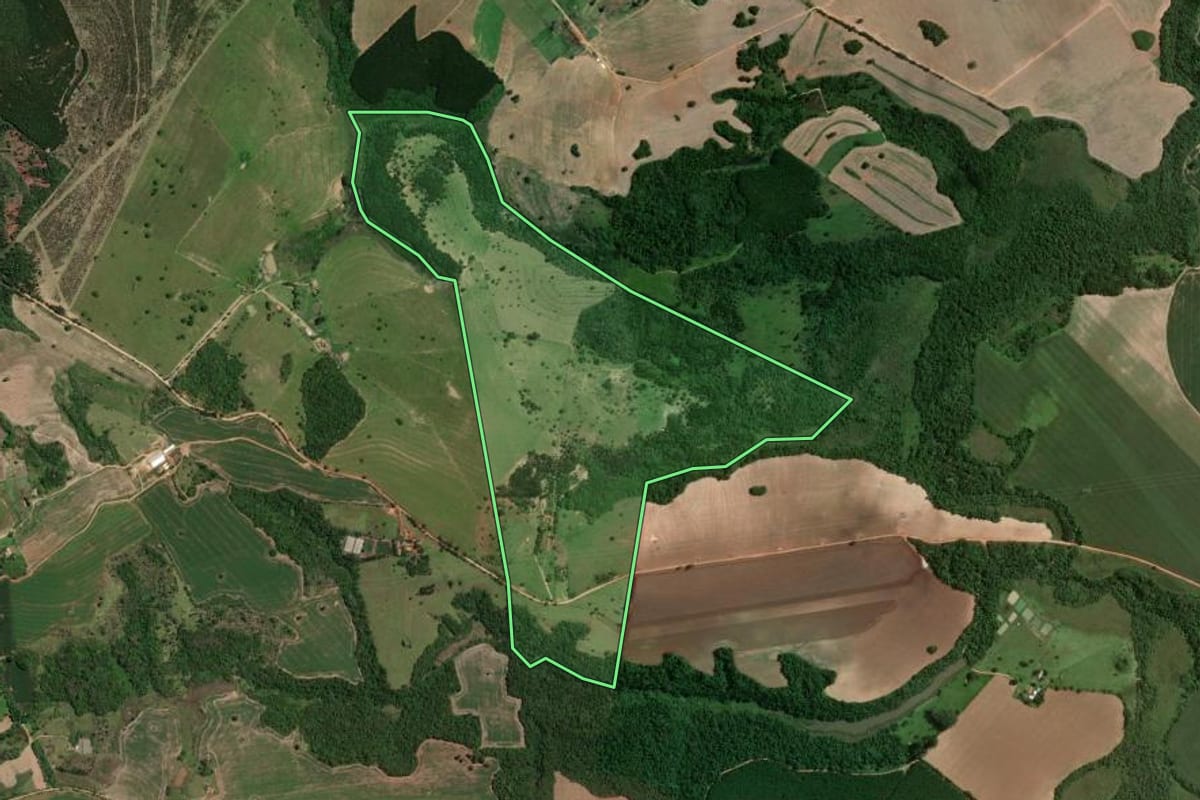 Imagem de satélite do imóvel rural em Buri (SP), com o contorno declarado no CAR desenhado por cima.