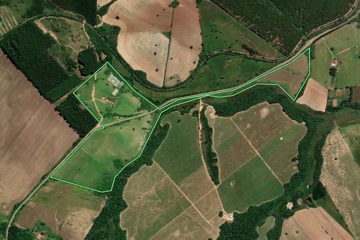 Imagem de satélite do imóvel rural em Buri (SP), com o contorno declarado no CAR desenhado por cima.