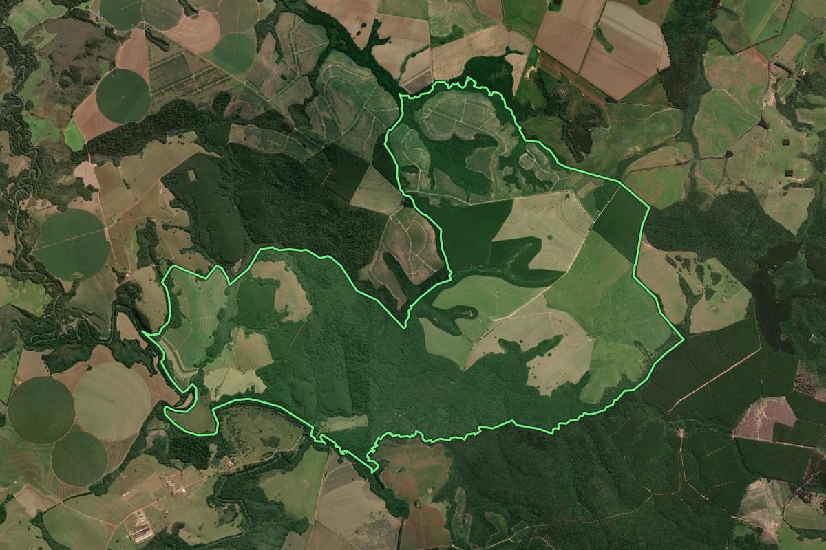 Imagem de satélite do imóvel rural em Buri (SP), com o contorno declarado no CAR desenhado por cima.