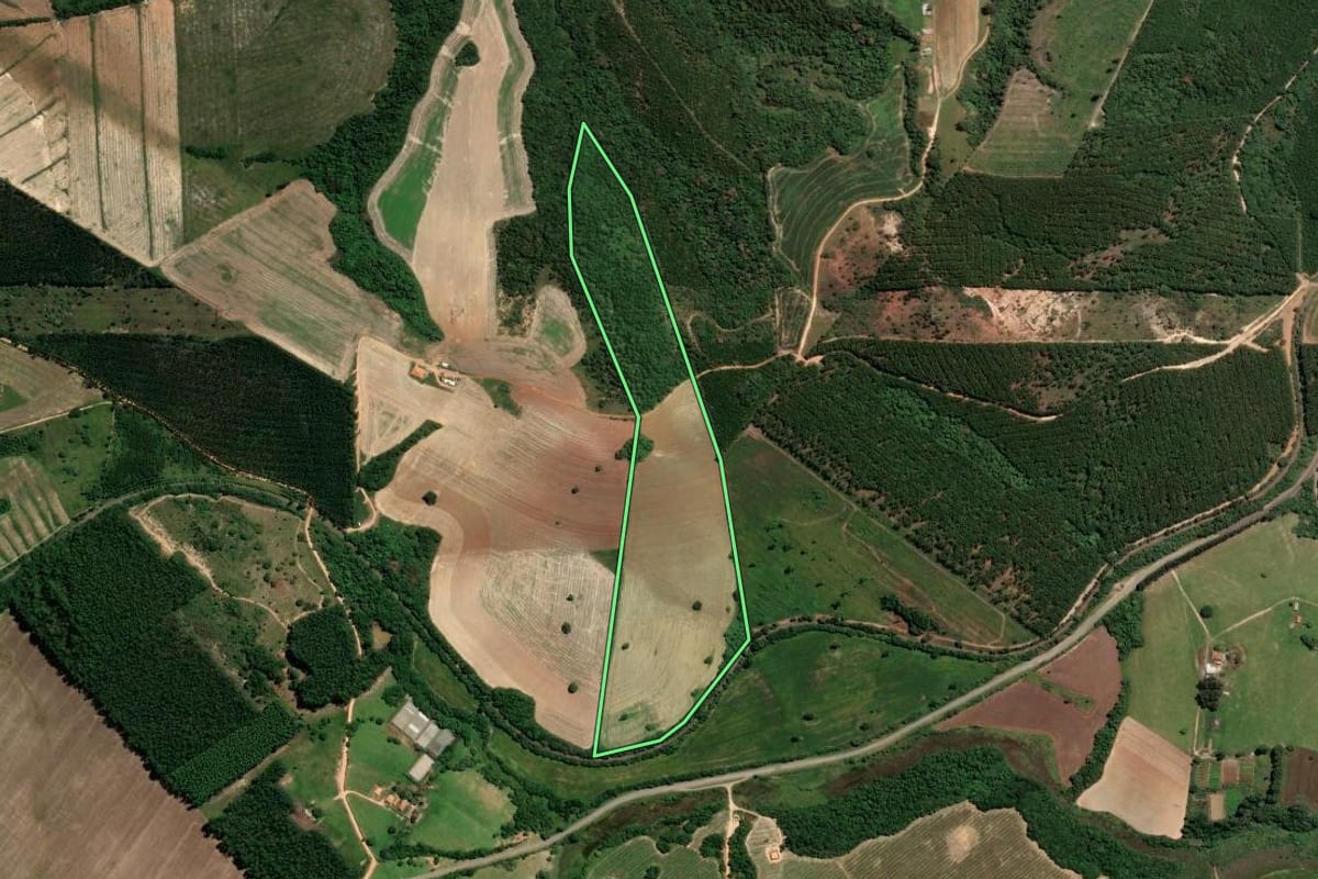 Imagem de satélite do imóvel rural em Buri (SP), com o contorno declarado no CAR desenhado por cima.