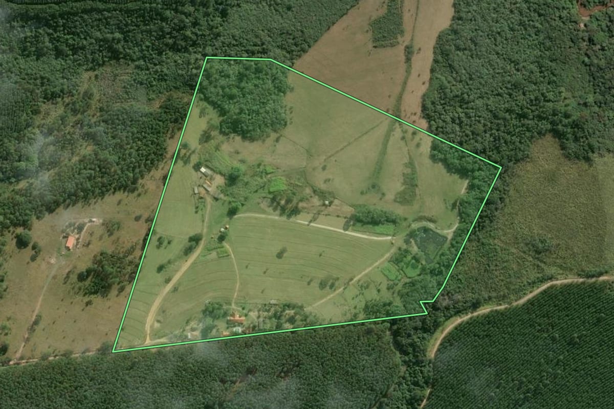 Imagem de satélite do imóvel rural em Buri (SP), com o contorno declarado no CAR desenhado por cima.