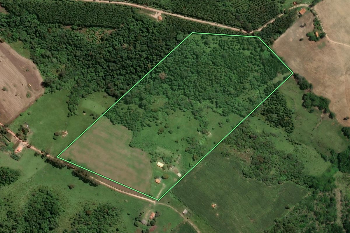 Imagem de satélite do imóvel rural em Buri (SP), com o contorno declarado no CAR desenhado por cima.