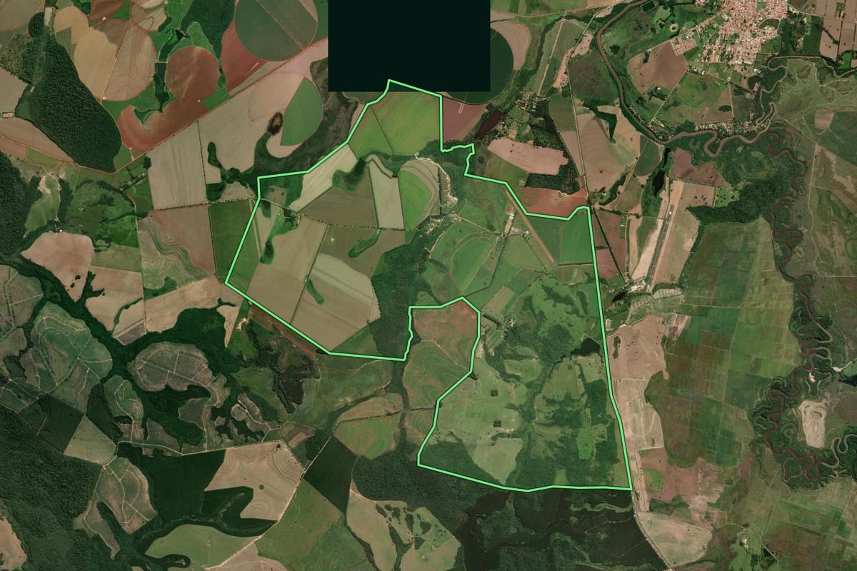 Imagem de satélite do imóvel rural em Buri (SP), com o contorno declarado no CAR desenhado por cima.