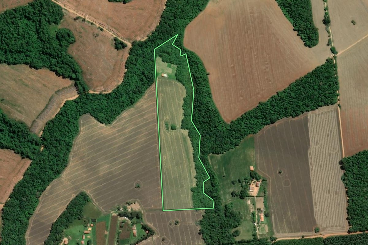 Imagem de satélite do imóvel rural em Buri (SP), com o contorno declarado no CAR desenhado por cima.
